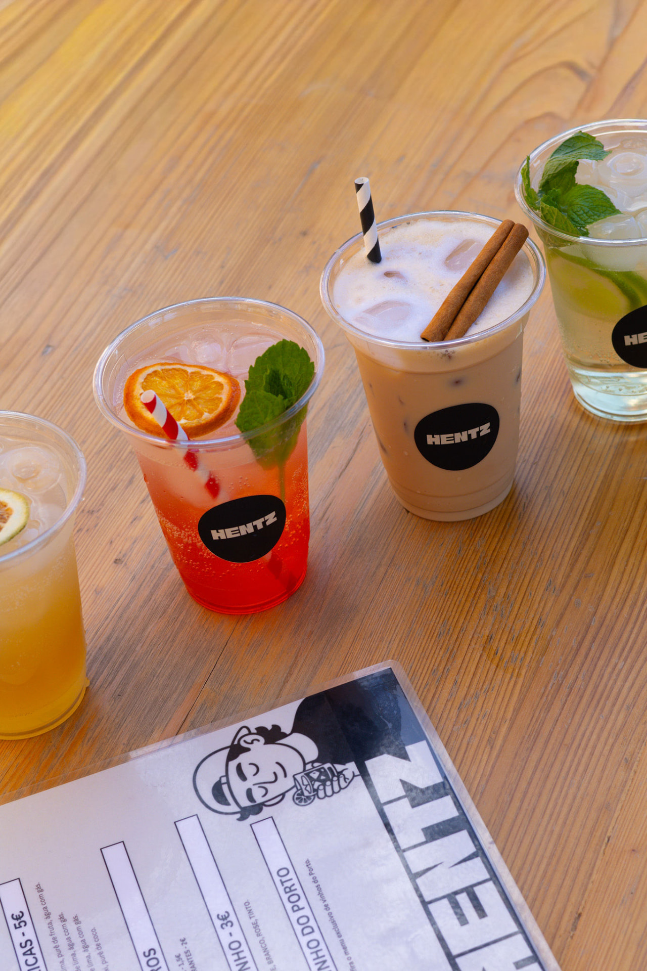 Cocktails HENTZ servidos em copos com o menu à mesa