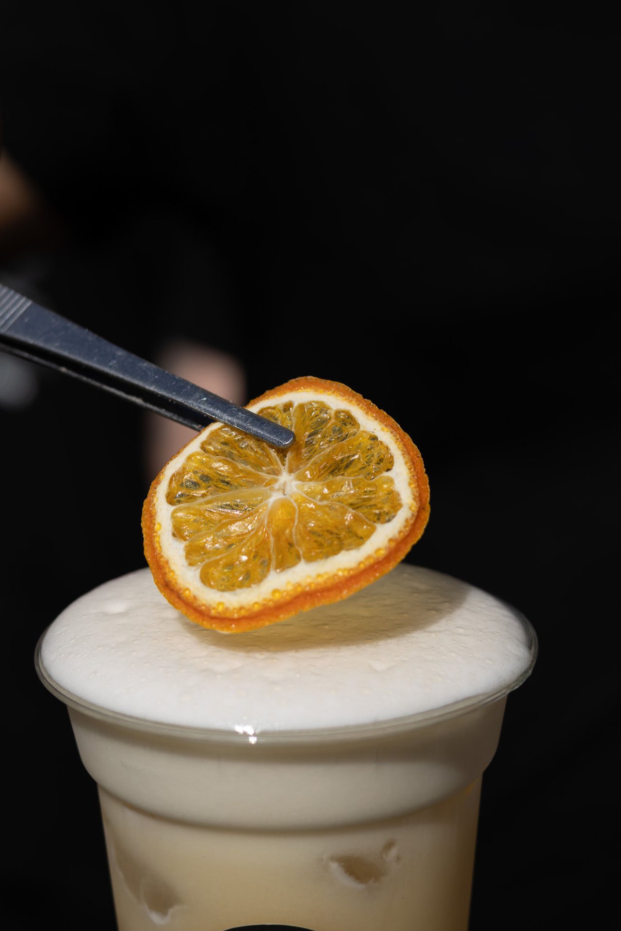 Rodela de citrino seco a guarnecer um cocktail cremoso