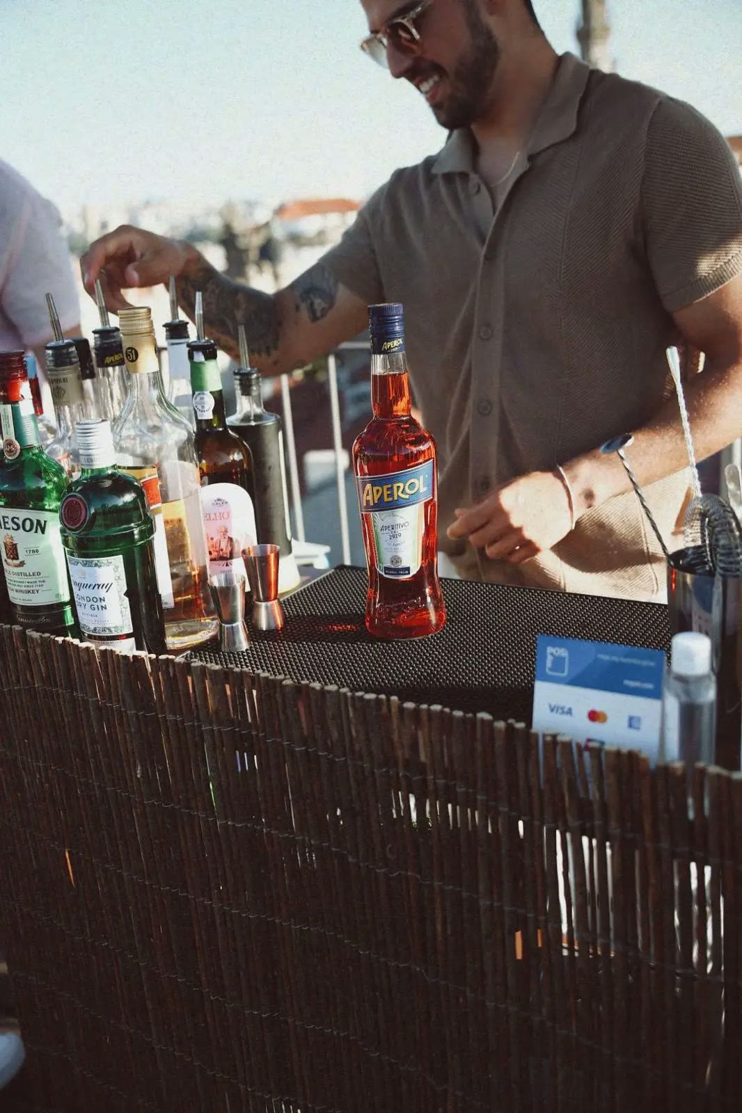 Barman HENTZ a preparar cocktails num bar ao ar livre