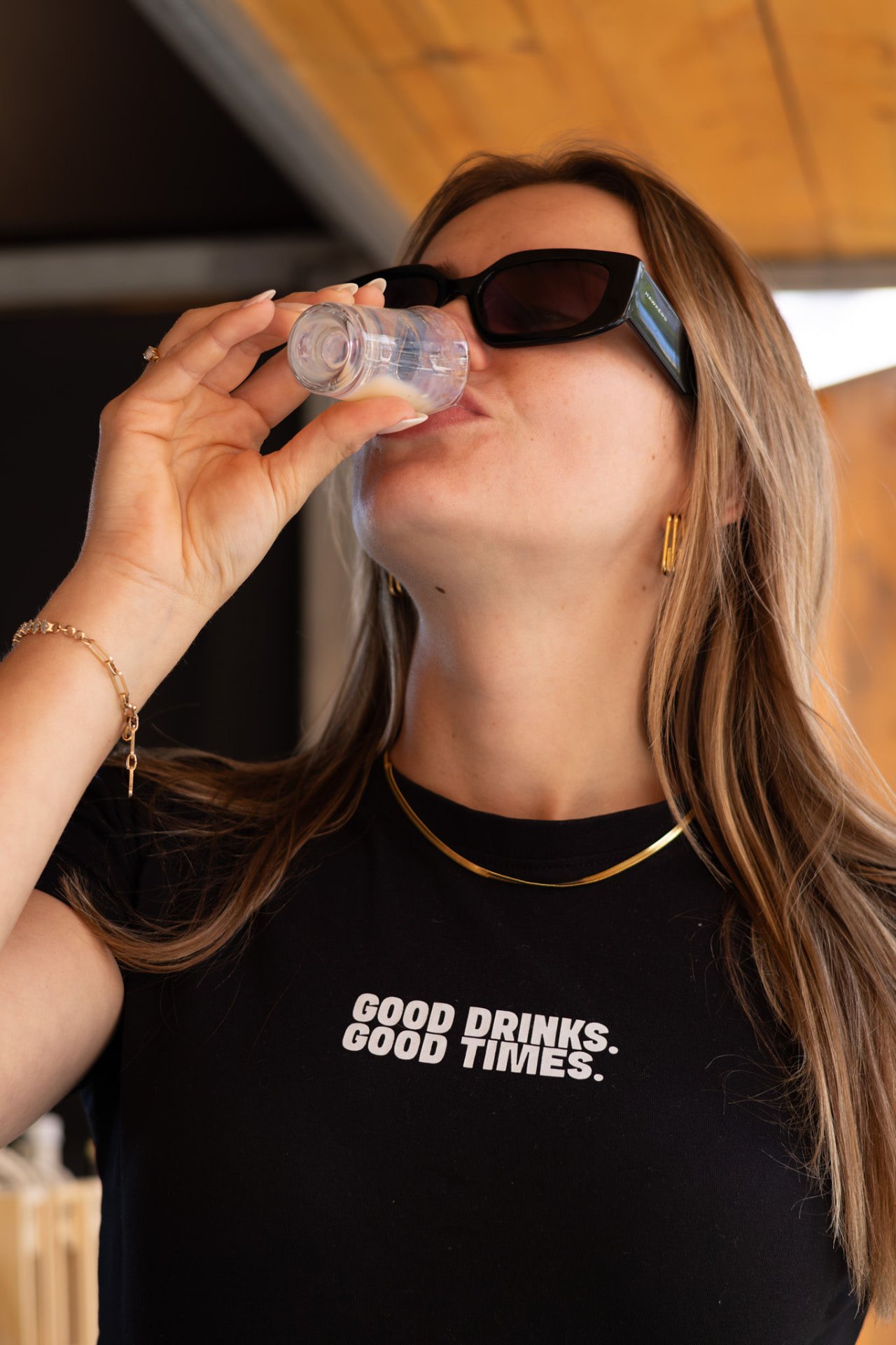 Cliente HENTZ com a t-shirt GOOD DRINKS. GOOD TIMES.