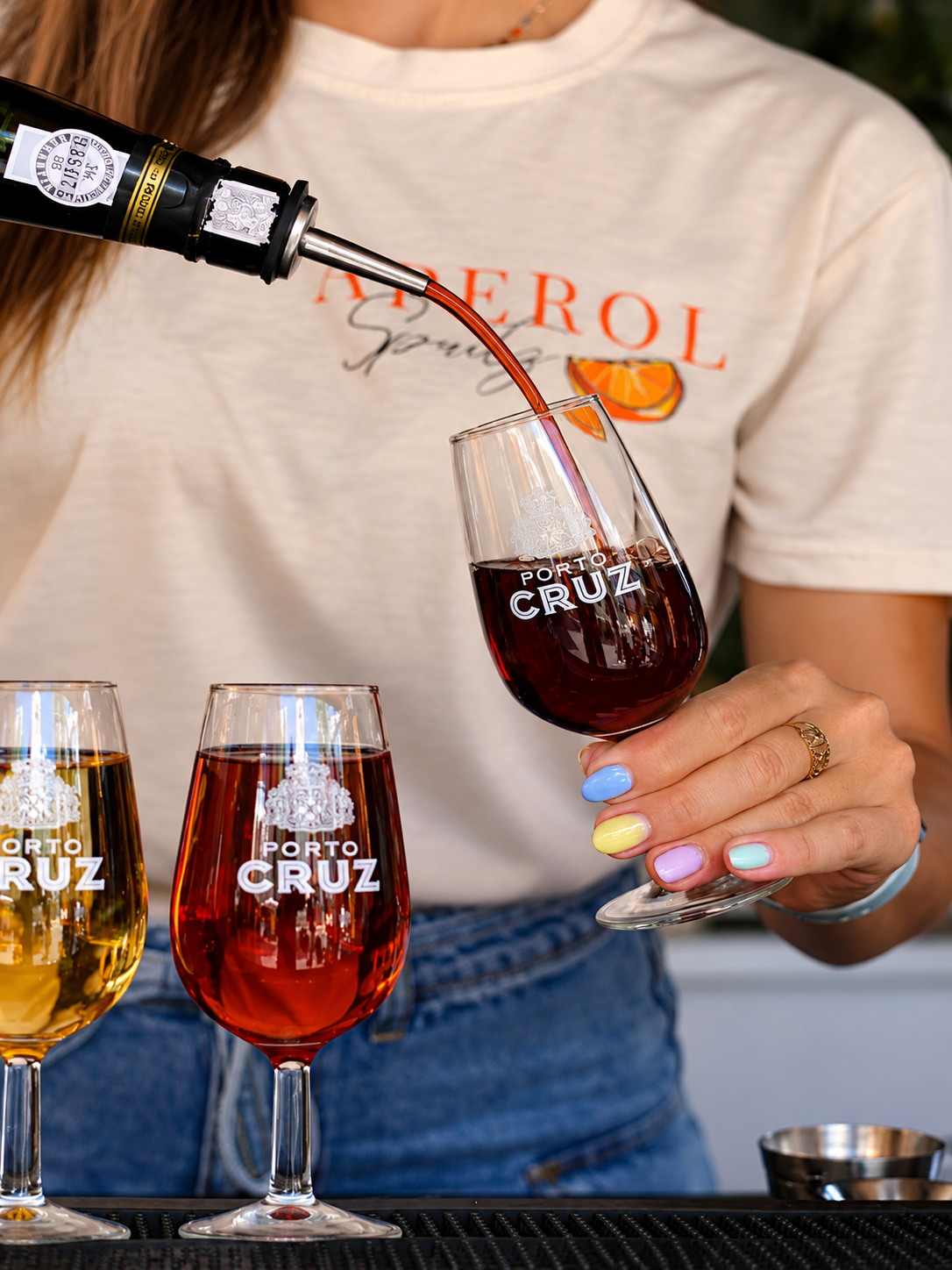 Seleção de vinhos e Vinho do Porto servidos em taças de degustação