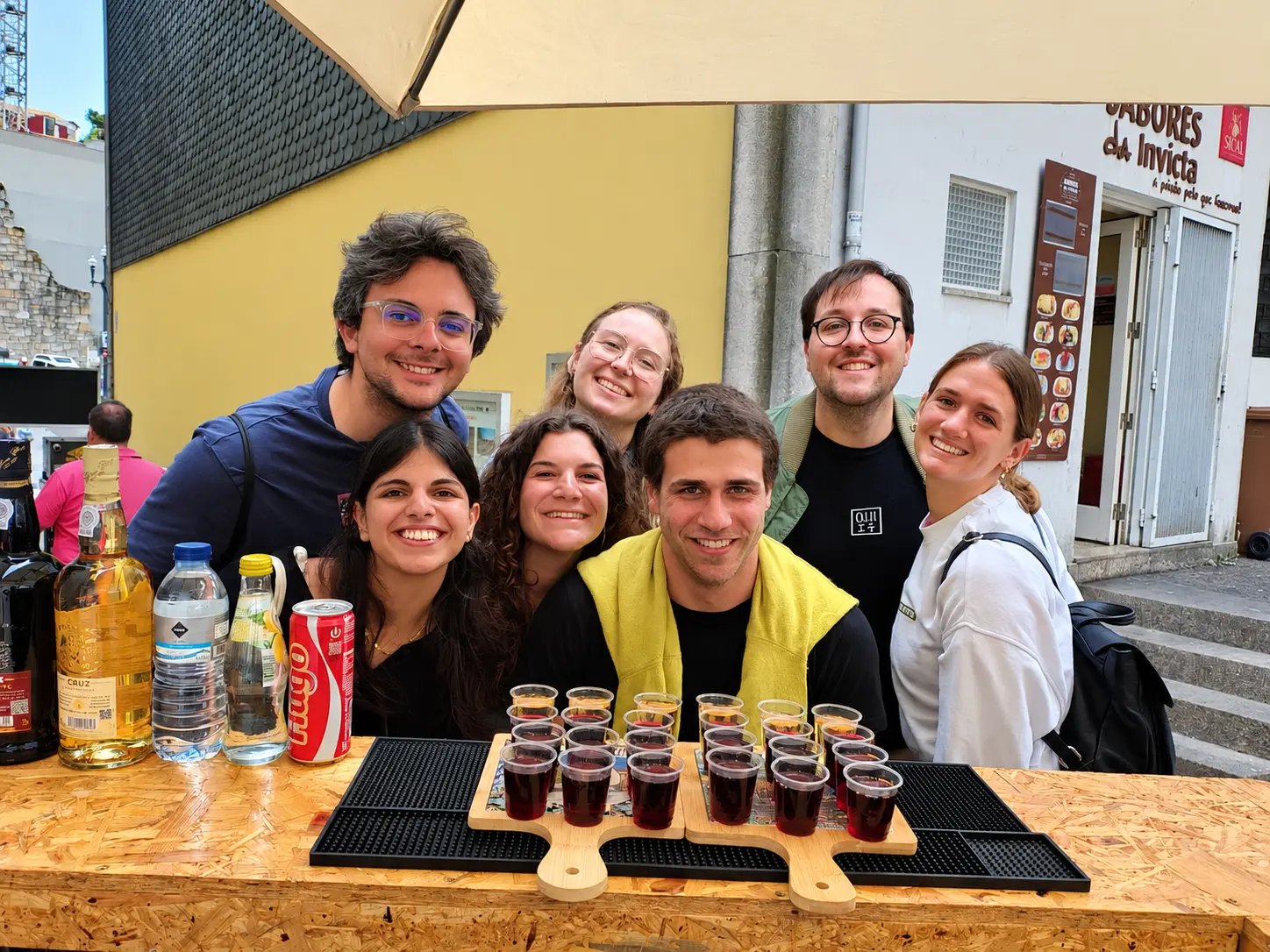 Grupo de amigos a provar vinhos e cocktails no bar HENTZ