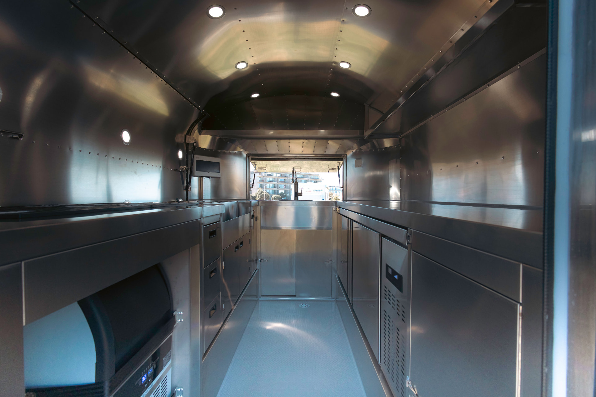 Interior do HENTZ Truck com bancadas, armários e teto em aço inoxidável
