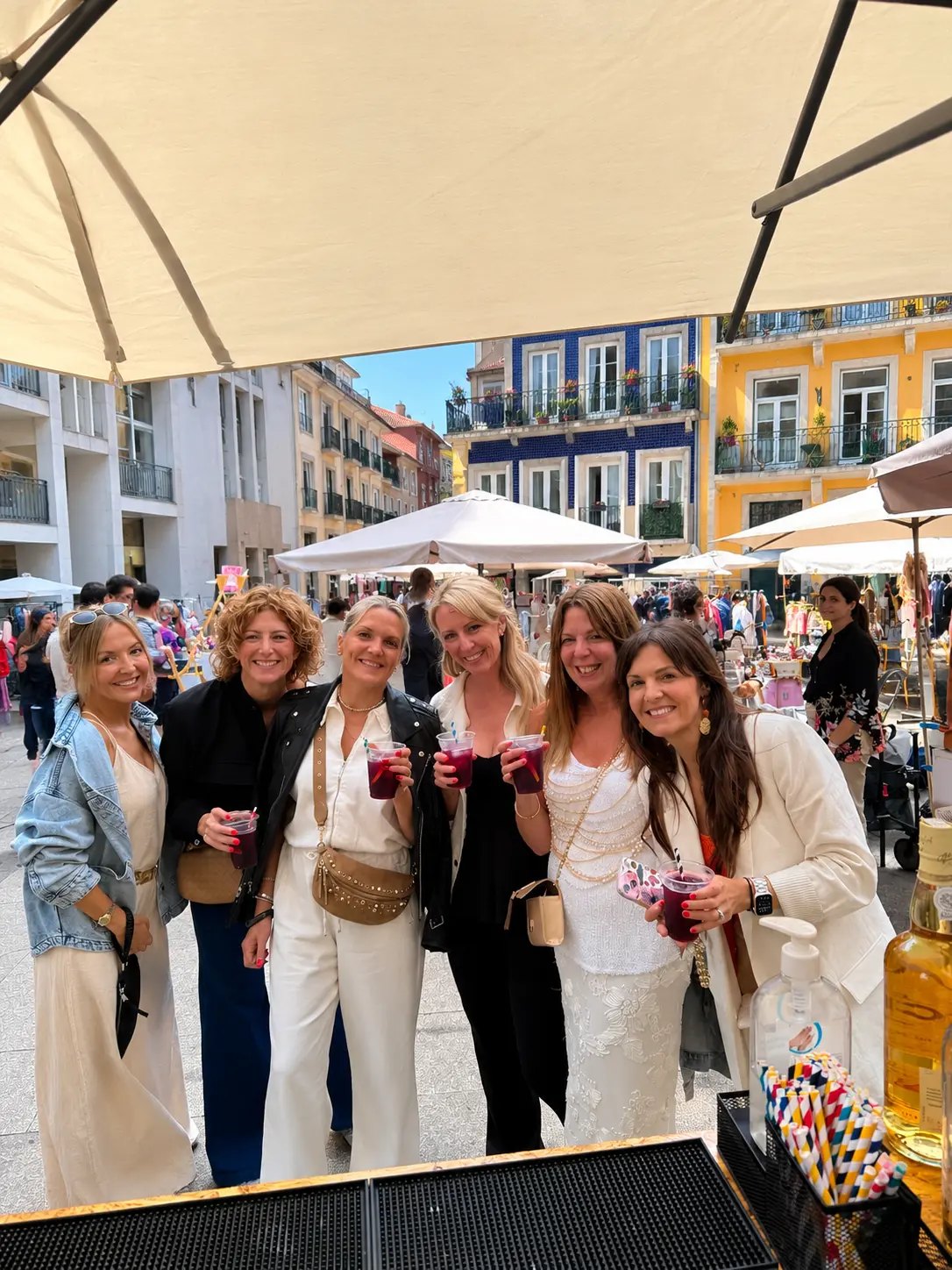 Grupo de clientes a brindar com copos de sangria no bar HENTZ