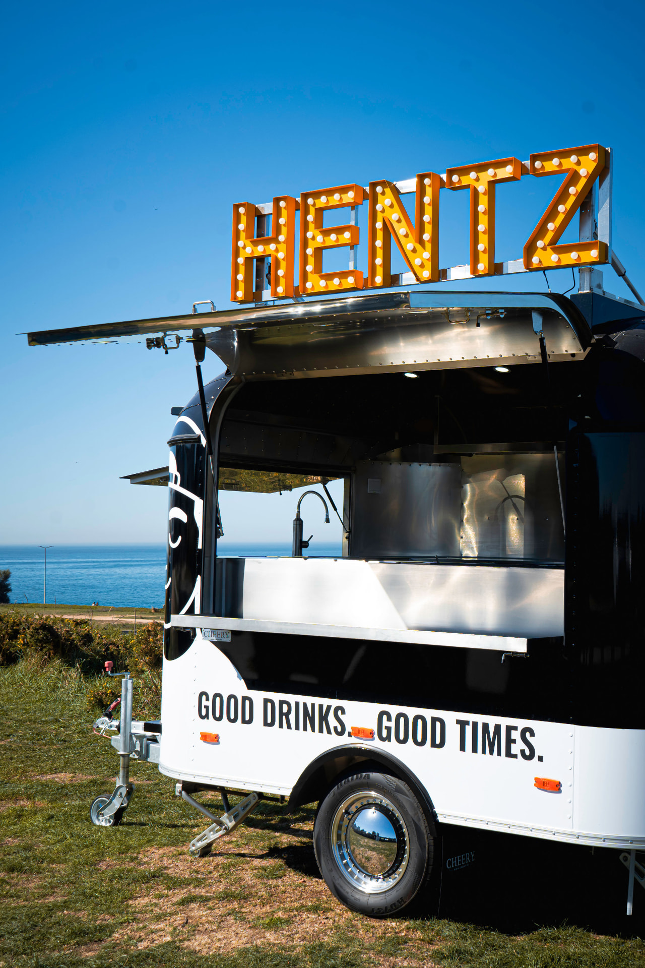 HENTZ Truck com a janela de atendimento aberta, junto ao mar