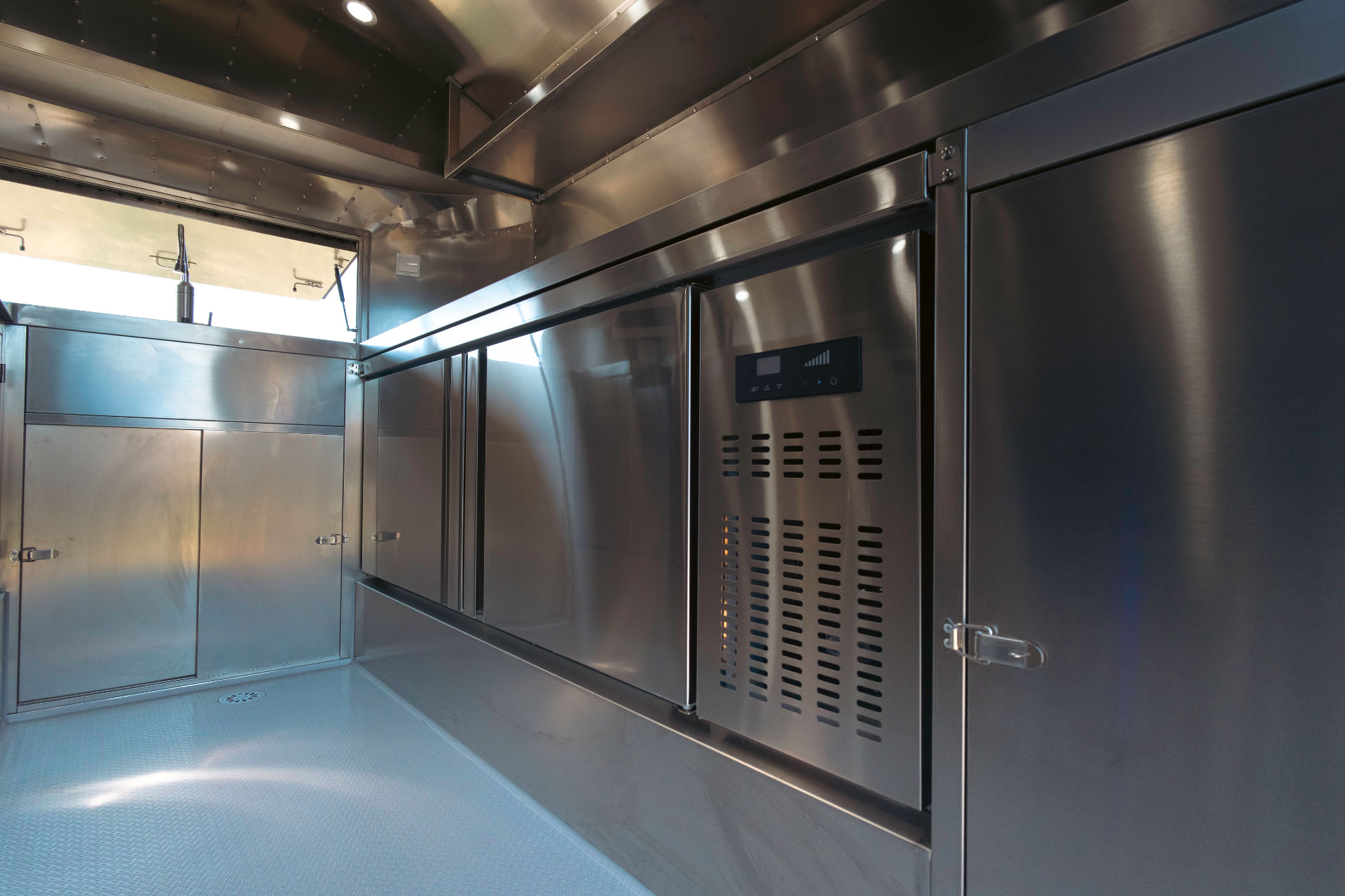 Refrigerador integrado sob a bancada em inox