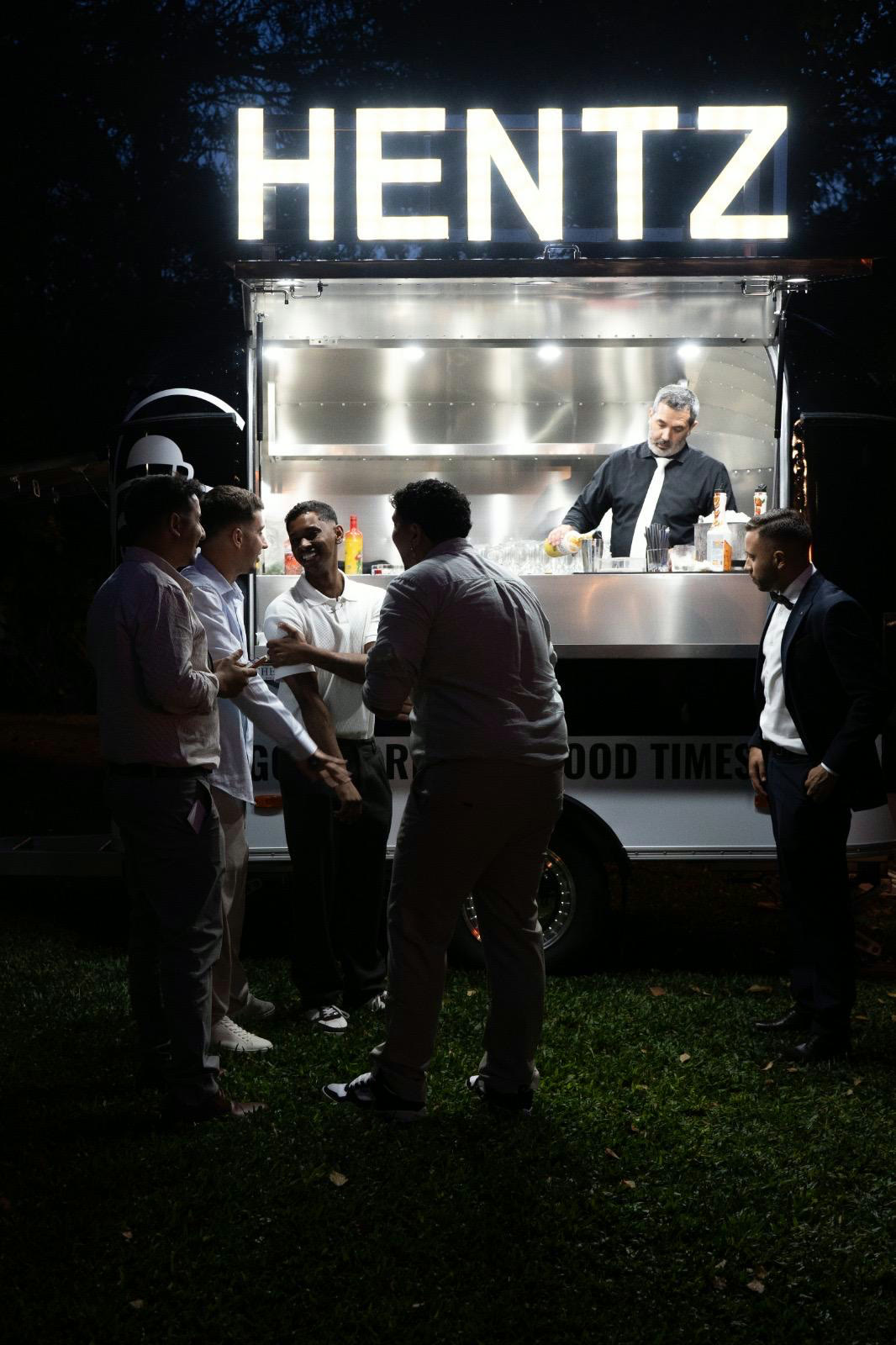 Bar móvel HENTZ num evento ao ar livre, à noite