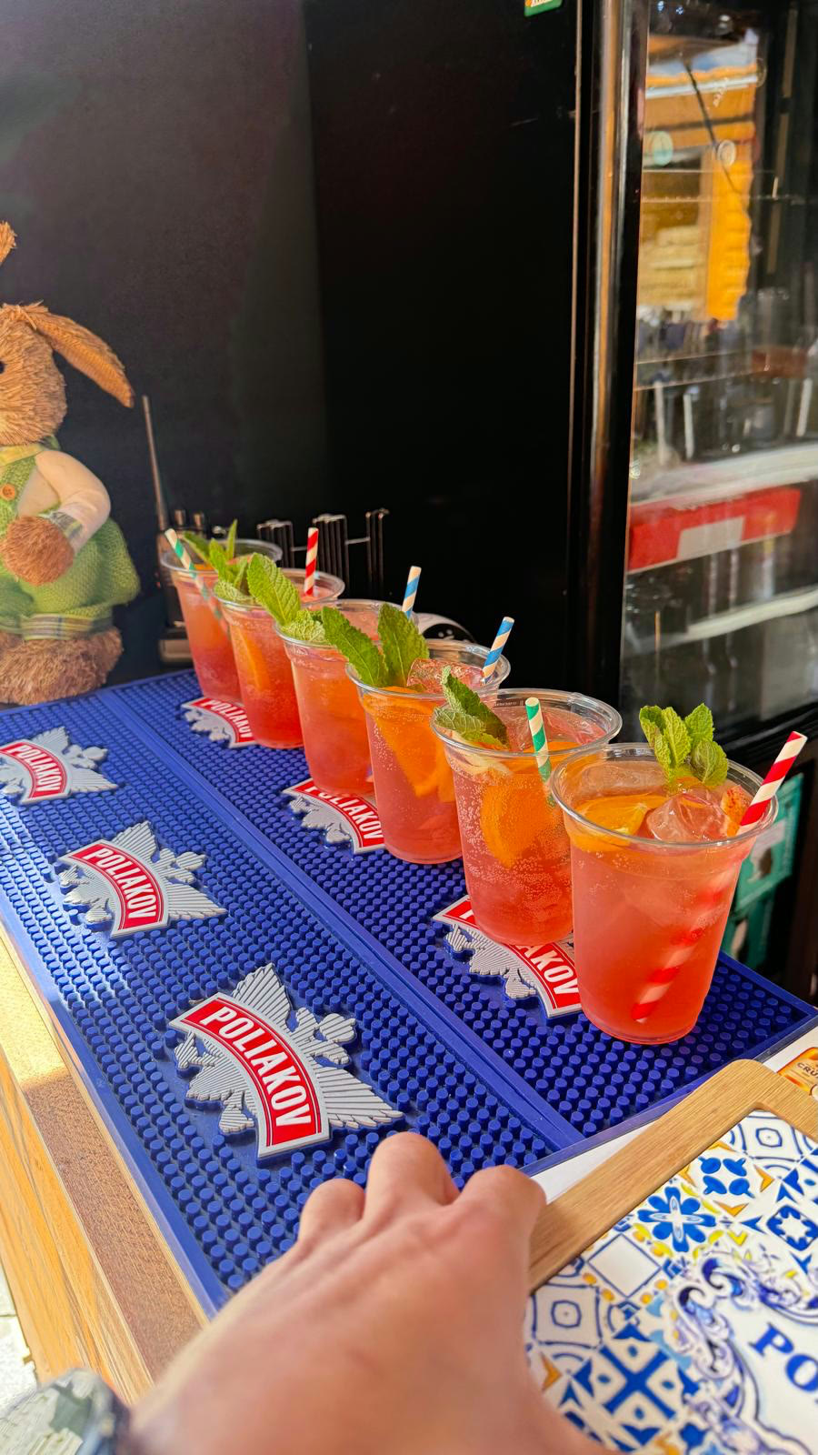 Cocktails e spritz servidos no bar HENTZ